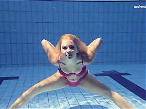 torrid Elena displays what she can do under water